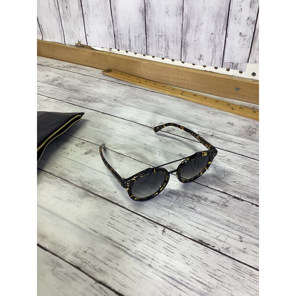 Classic Rectangular Frame Tortoiseshell Sunglasse… - image 1